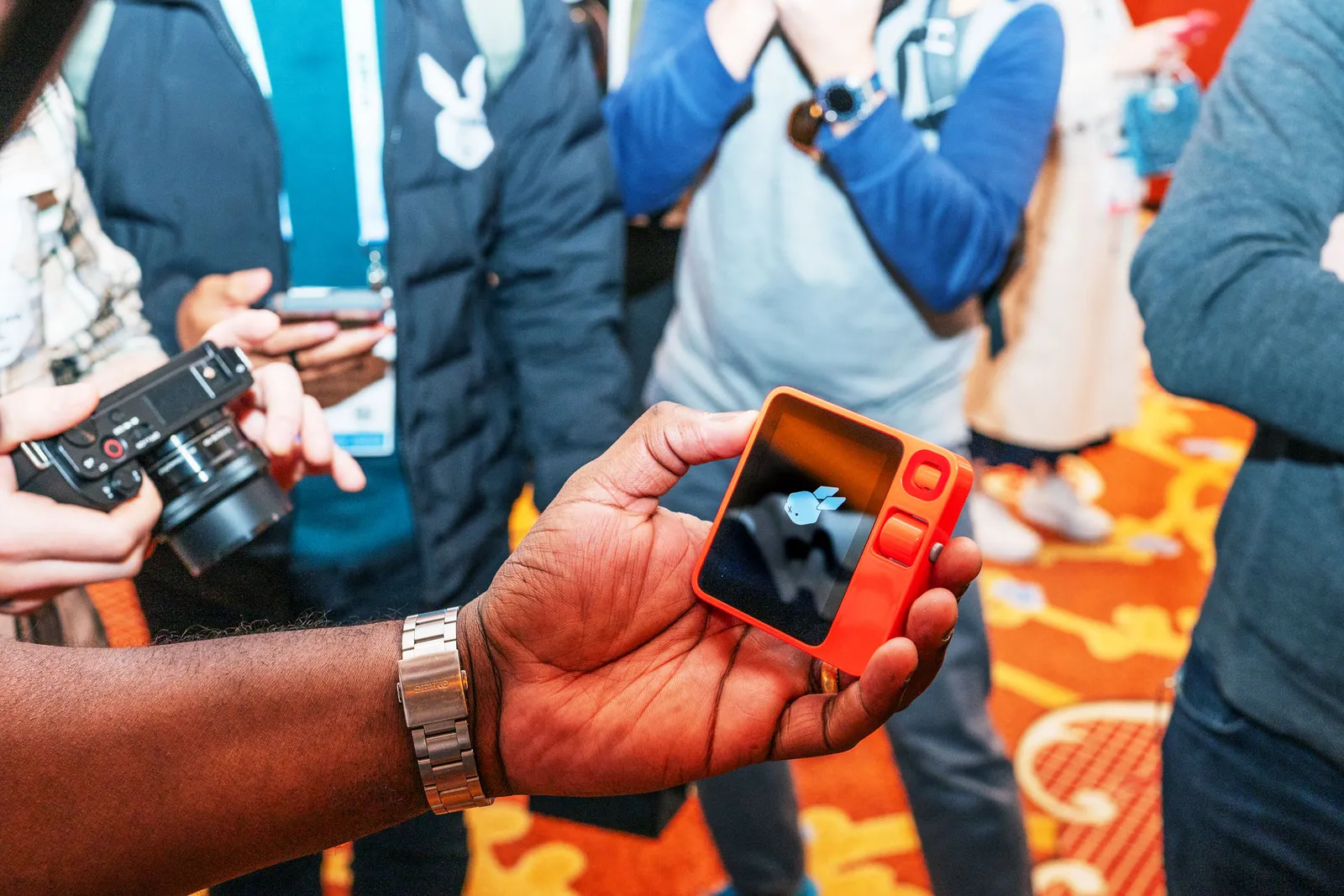 Rabbit Inc. 创造的 R1 虚拟AI助手 Rabbit Inc. 创造的 R1 虚拟AI助手