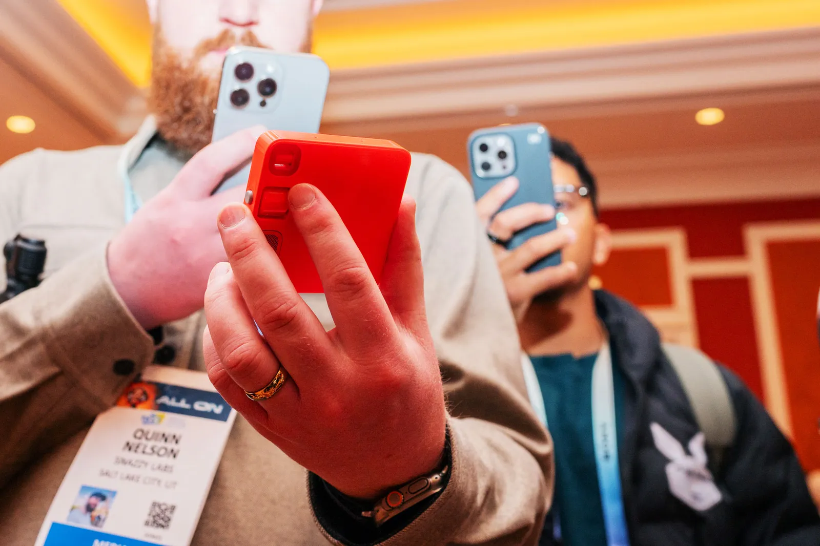 Rabbit Inc. 创造的 R1 虚拟AI助手 Rabbit Inc. 创造的 R1 虚拟AI助手